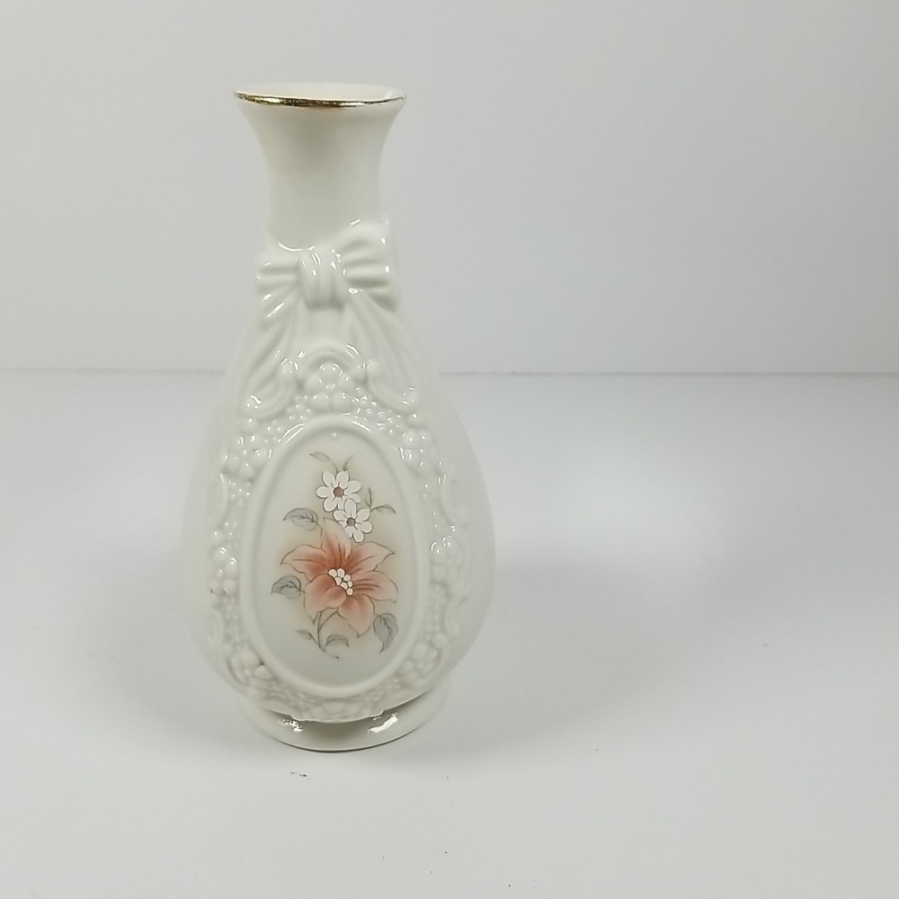 Royal Heritage Collection The Cameo Ribbon Vase Floral Gold Trim Porcelain Vtg